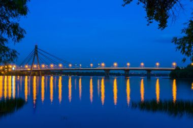 Gece geniş nehir Dnieper köprüden.