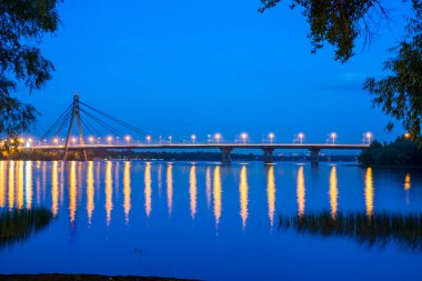 Gece geniş nehir Dnieper köprüden.