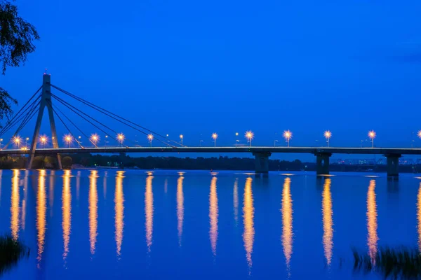 Brücke über den breiten Fluss Dnjepr bei Nacht. — Stockfoto