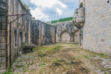 Courtyard Mamula askeri kalede olduğunu. 