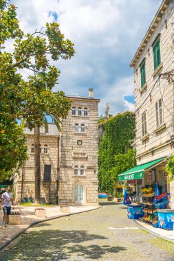  turistler eski şehrin dar sokaklarında yürüyor.