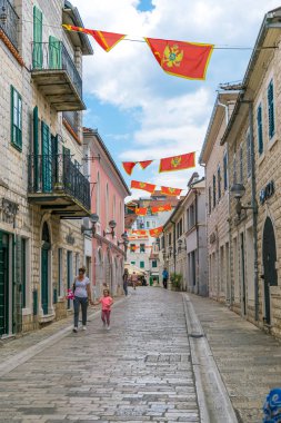  turistler eski şehrin dar sokaklarında yürüyor.