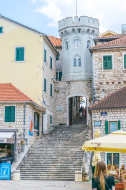  turistler eski şehrin dar sokaklarında yürüyor.