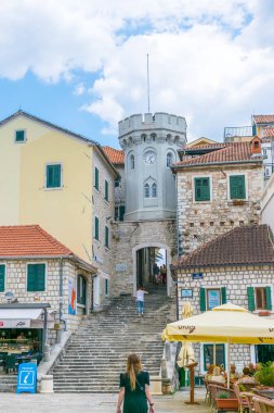  turistler eski şehrin dar sokaklarında yürüyor.