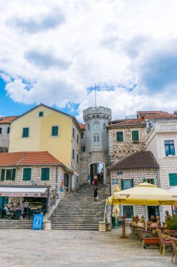  turistler eski şehrin dar sokaklarında yürüyor.