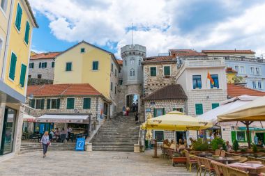  turistler eski şehrin dar sokaklarında yürüyor.