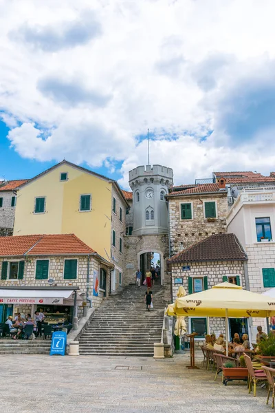  turistler eski şehrin dar sokaklarında yürüyor.