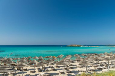 Turistler ünlü Kıbrıs plajında dinleniyorlar. Nissi Plajı