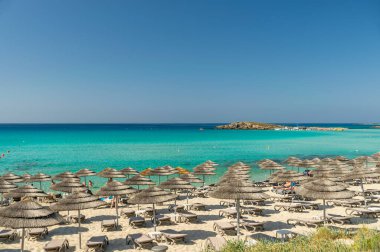 Turistler ünlü Kıbrıs plajında dinleniyorlar. Nissi Plajı