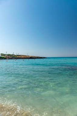 Kıbrıs 'ın en ünlü plajı kristal berrak suyla. Nissi Plajı.