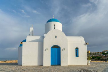 Yunan tarzında inşa edilen pitoresk Ortodoks tapınağı Kıbrıs kıyılarında yer alıyor..