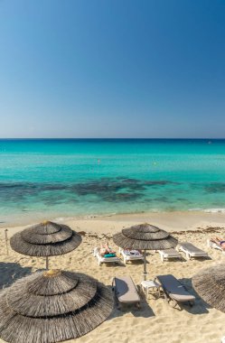 Turistler ünlü Kıbrıs plajında dinleniyorlar. Nissi Plajı