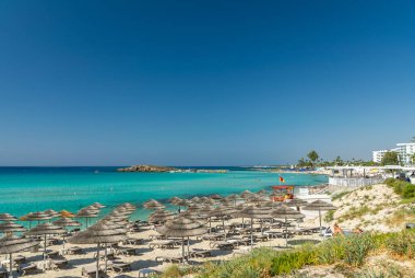 Turistler ünlü Kıbrıs plajında dinleniyorlar. Nissi Plajı