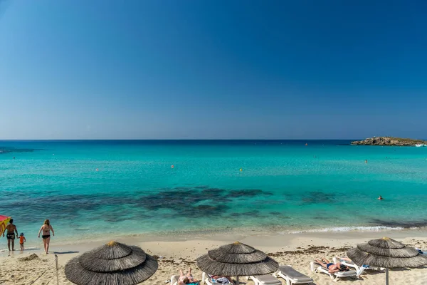 Turyści Zrelaksować Się Słynnej Plaży Cyprze Plaża Nissi — Zdjęcie stockowe