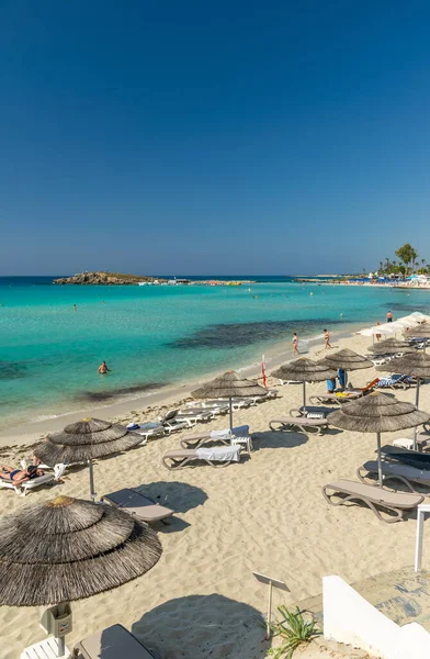 游客们在著名的塞浦路斯海滩上放松一下 尼西海滩 — 图库照片