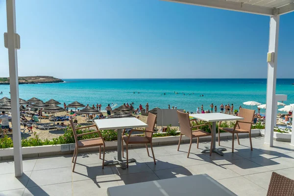 Gök mavisi denizin kıyısında resim gibi bir teras..