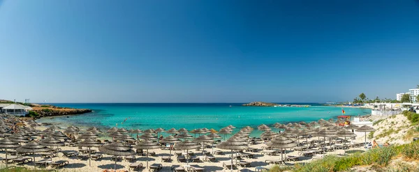 Los Turistas Relajan Famosa Playa Chipre Playa Nissi — Foto de Stock
