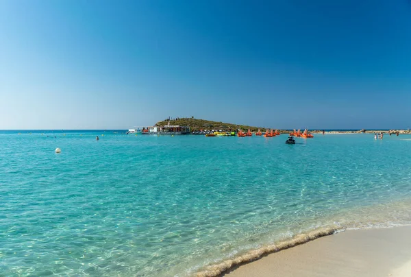 Der Berühmteste Strand Zyperns Mit Kristallklarem Wasser Strand Von Nissi Stockbild