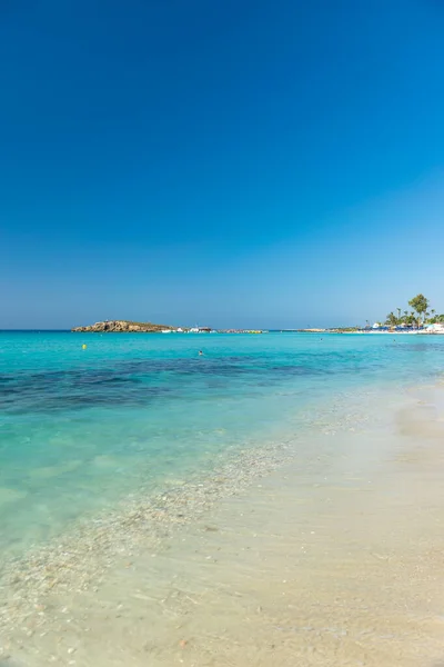 Der Berühmteste Strand Zyperns Mit Kristallklarem Wasser Strand Von Nissi lizenzfreie Stockbilder