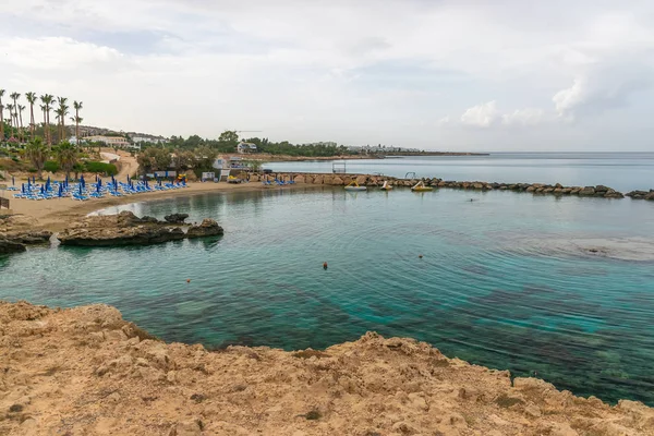 Akdeniz Kıyılarında Kristal Berrak Bulunan Pitoresk Bir Sahil Bulunmaktadır — Stok fotoğraf