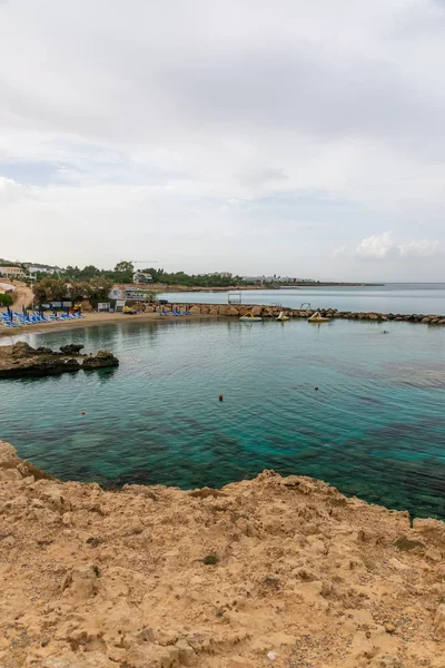地中海沿岸有一个风景如画 水晶般清澈的海滩 — 图库照片