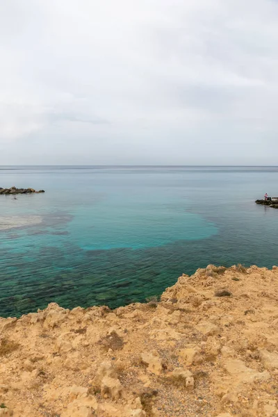 Akdeniz Kıyılarında Kristal Berrak Bulunan Pitoresk Bir Sahil Bulunmaktadır — Stok fotoğraf