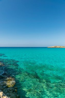 Kıbrıs 'ın en ünlü plajı kristal berrak suyla. Nissi Plajı.