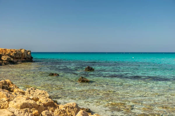 Jedną Najbardziej Popularnych Plaż Cyprze Jest Plaża Nissi Także Jej — Zdjęcie stockowe