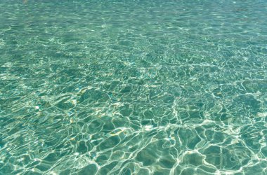 Kıbrıs 'ın en ünlü plajı kristal berrak suyla. Nissi Plajı.