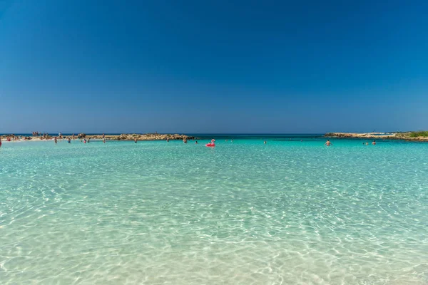 Chipre Playa Nissi Mayo 2018 Los Turistas Relajan Nadan Una — Foto de Stock