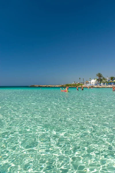 Chipre Playa Nissi Mayo 2018 Los Turistas Relajan Nadan Una — Foto de Stock