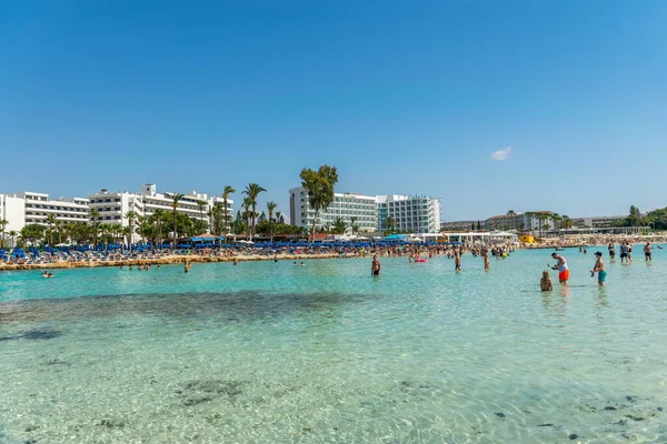 Chipre Playa Nissi Mayo 2018 Los Turistas Relajan Nadan Una — Foto de Stock