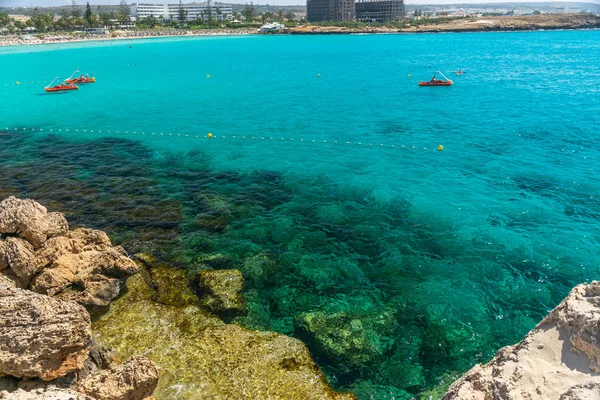 Chipre Playa Nissi Mayo 2018 Los Turistas Nadan Catamaranes Kayaks — Foto de Stock