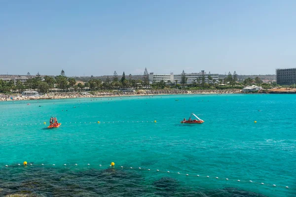 Cyprus Nissi Beach Мая 2018 Года Туристы Плавают Катамаранах Байдарках — стоковое фото