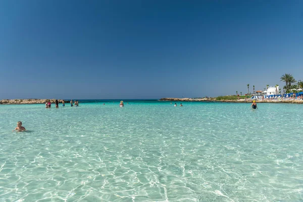 Cyprus Nissi Beach Mei 2018 Toeristen Ontspannen Zwemmen Een Van — Stockfoto