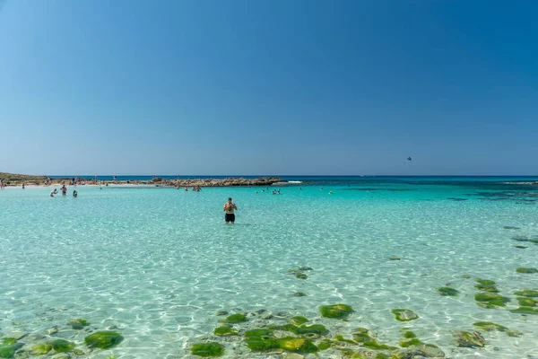 Cyprus Nissi Beach Mei 2018 Toeristen Ontspannen Zwemmen Een Van — Stockfoto