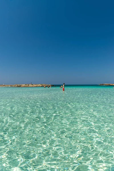 Cyprus Nissi Beach Maio 2018 Turistas Relaxam Nadam Uma Das Imagem De Stock