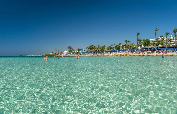 Chipre Playa Nissi Mayo 2018 Los Turistas Relajan Nadan Una Fotos De Stock