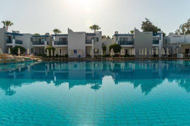 Sabahın erken saatlerinde, turistler temiz ve ılık suyu olan bir havuz bulacaklar..