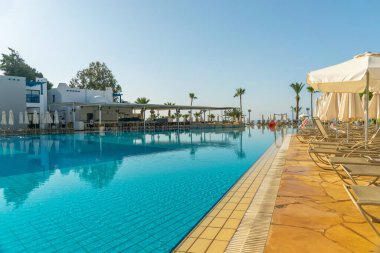 Sabahın erken saatlerinde, turistler temiz ve ılık suyu olan bir havuz bulacaklar..
