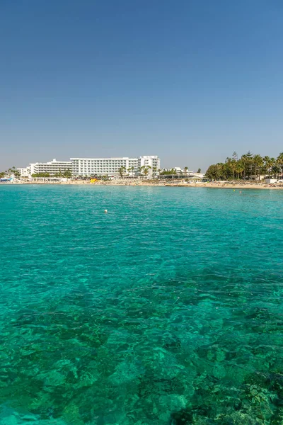 Cyprus Nissi Beach Мая 2018 Года Туристы Отдыхают Плавают Одном — стоковое фото