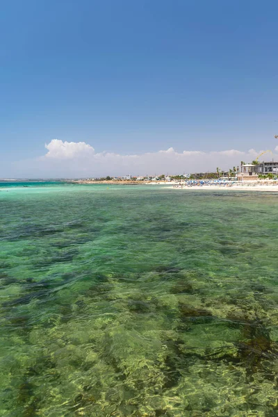 Turisté Relaxují Krásné Pláži Ayia Thekla — Stock fotografie