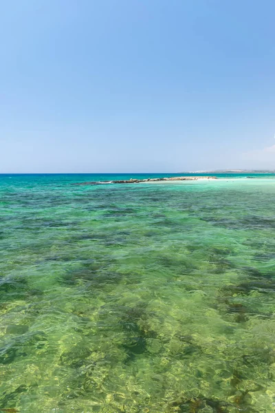 Τουρίστες Χαλαρώνουν Στην Όμορφη Παραλία Της Αγίας Θέκλας — Φωτογραφία Αρχείου