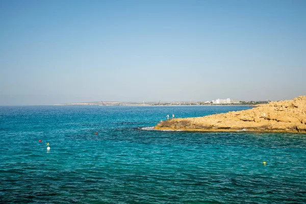 Vissers Vissen Rotsachtige Kust Van Azuurblauwe Zee — Stockfoto