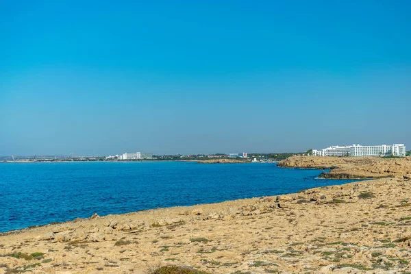 Рыбаки Рыбачат Скалистом Берегу Лазурного Моря — стоковое фото