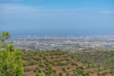 Resimli bir vadi boyunca bir rüzgar çiftliği bulunmaktadır..