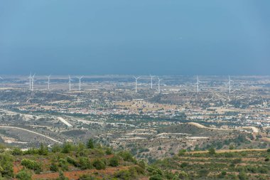 Resimli bir vadi boyunca bir rüzgar çiftliği bulunmaktadır..