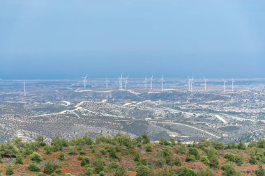 Resimli bir vadi boyunca bir rüzgar çiftliği bulunmaktadır..