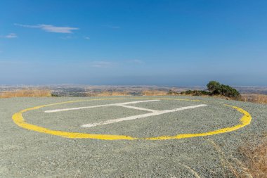 Dağın tepesindeki helikopter pistinde, Stavrovouni Manastırı 'nın yanında.