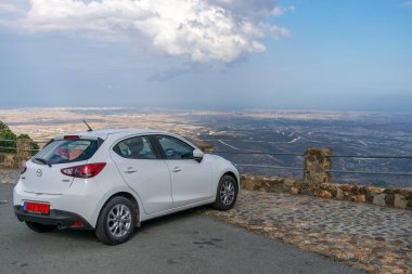 CYPRUS, SAVROVUNI MONASTERY - MAYIS 12 / 2018: turistler dağların zirvesine park ettiler.